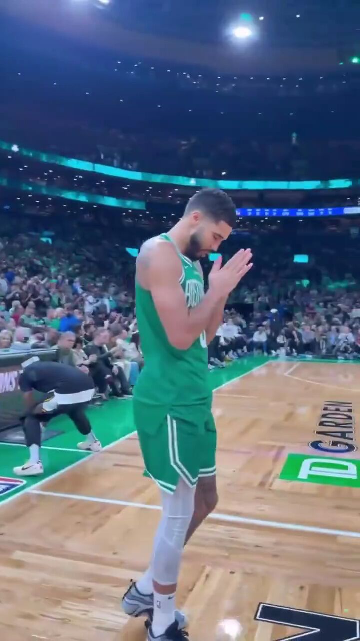 开云手机版-库里对阵塔图姆展开拉锯大战，最终险胜对手(库里生涯17000分成里程悲 塔图姆27分绿衫军擒勇士)